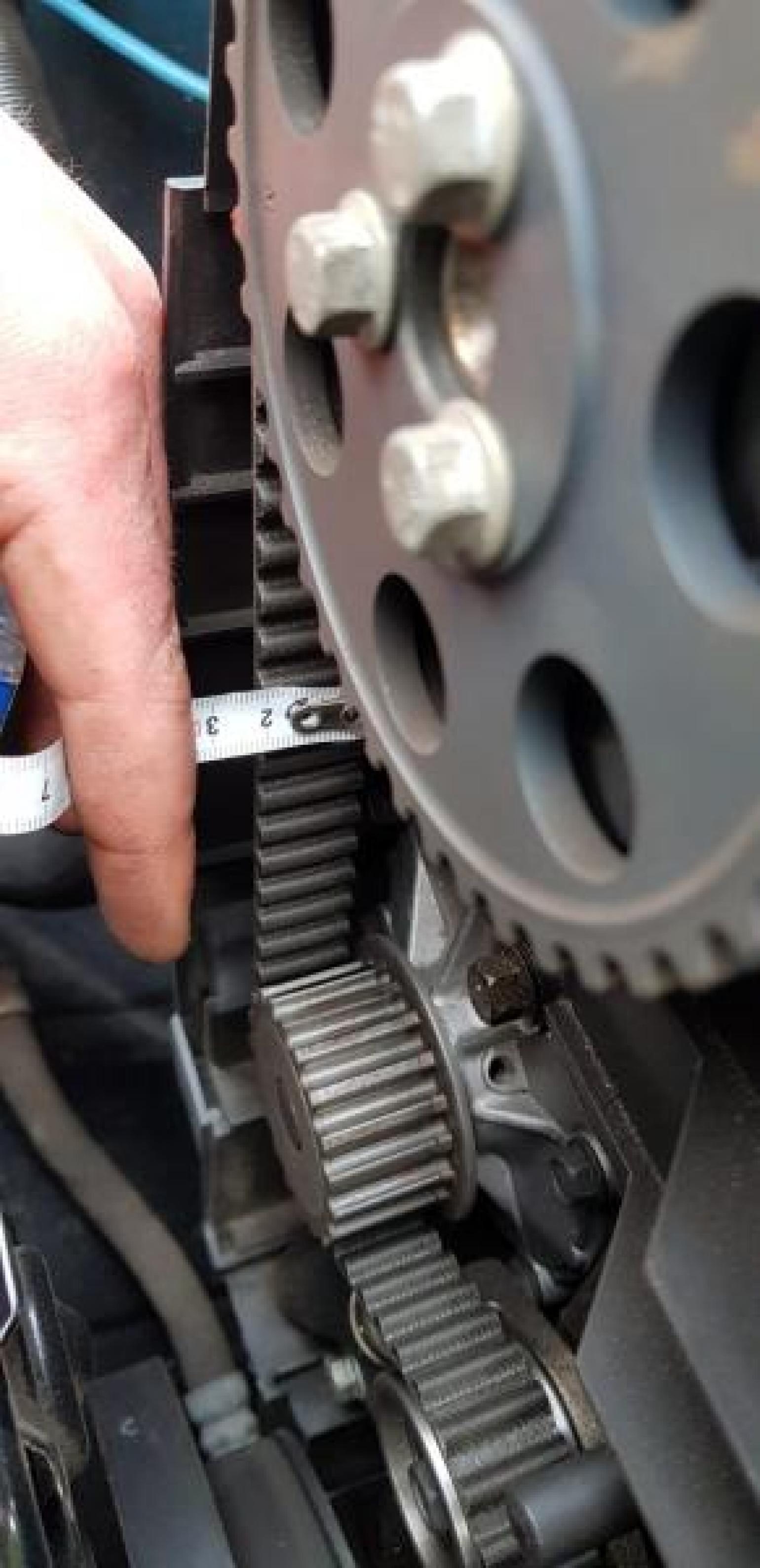 Distributieriem vervangen voor een bredere Volvo 700 Vereniging